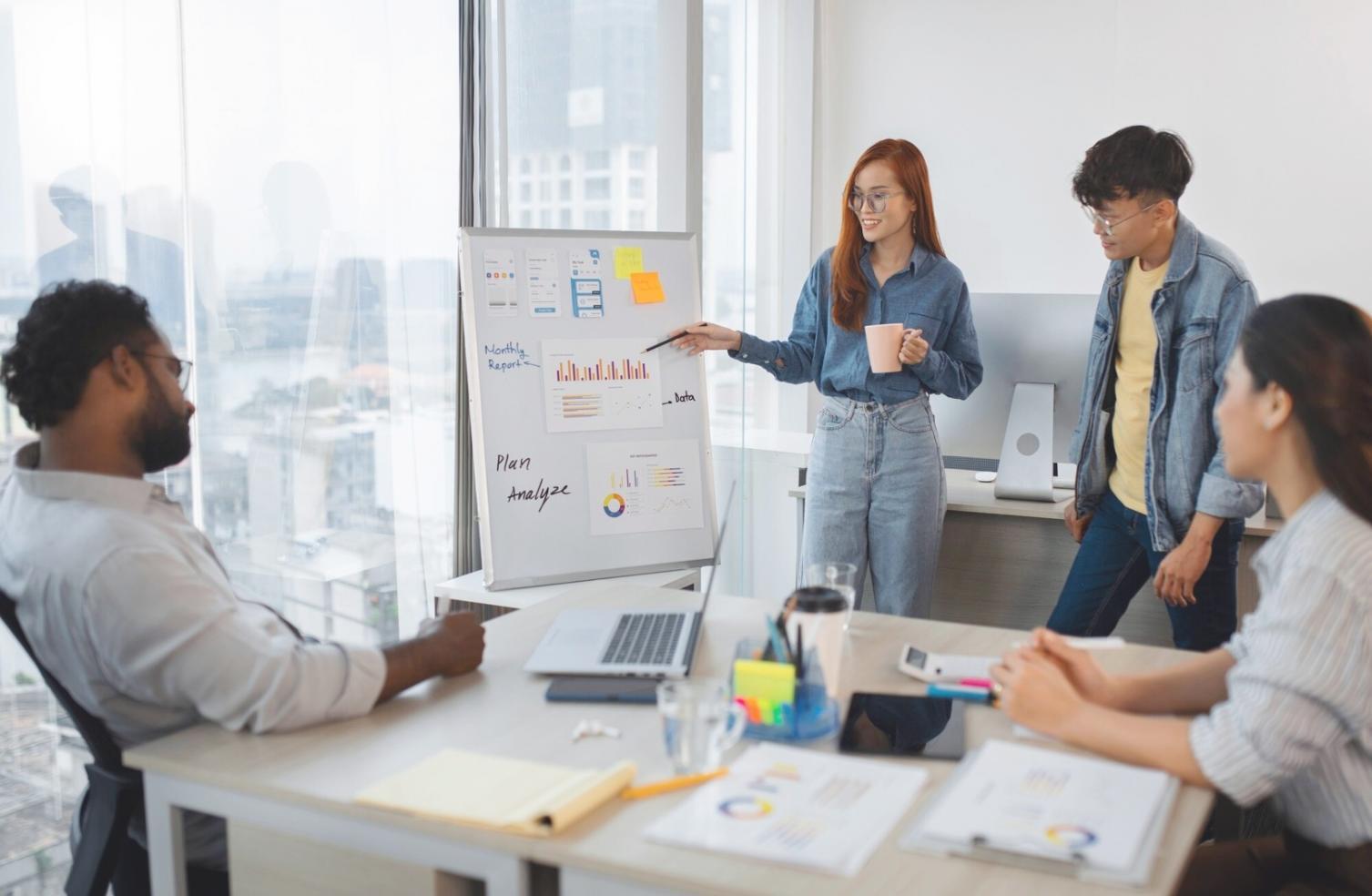 Ufficio moderno con team di lavoro concentrato su analisi SEO e strategie digitali