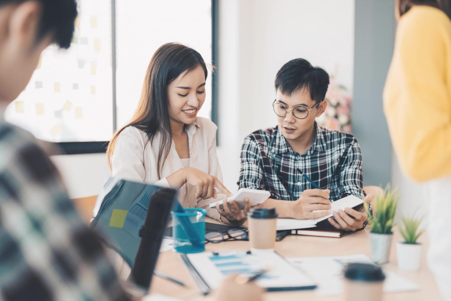 Studenti che collaborano su progetti di programmazione in aula moderna